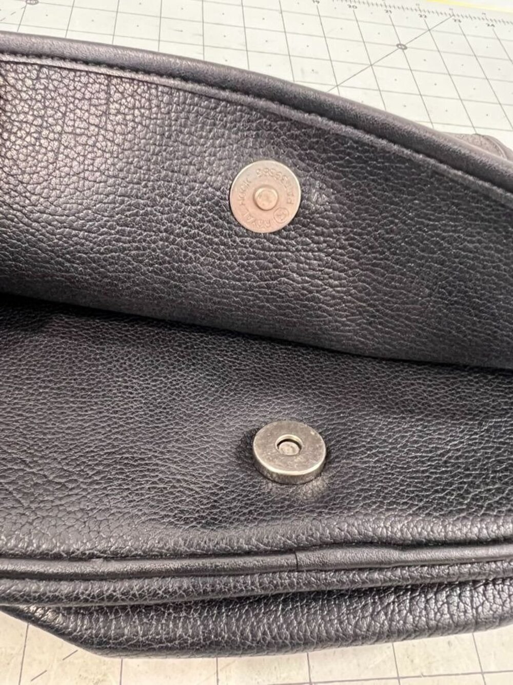 Guess Black Pebbled Leather Adjustable Crossbody Bag Magnetic Snap Closure - Picture 6 of 10